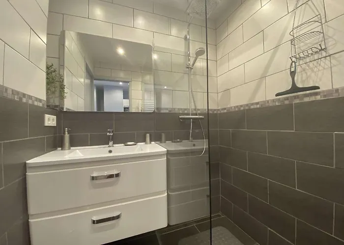 Sainte-maxime: 2 Pieces Renove Avec Terrasse, Climatisation Et A 2 Pas De La - Fr-1-226-498 *