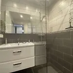 Sainte-maxime: 2 Pieces Renove Avec Terrasse, Climatisation Et A 2 Pas De La - Fr-1-226-498 *