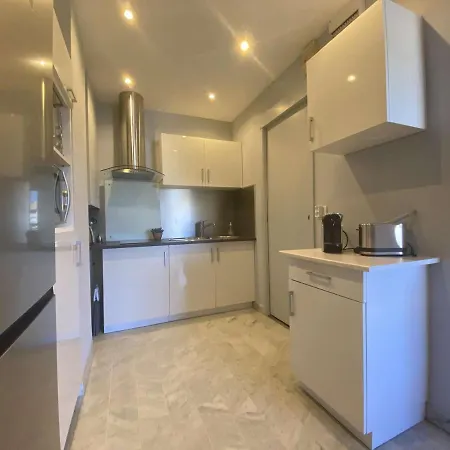 Sainte-maxime: 2 Pieces Renove Avec Terrasse, Climatisation Et A 2 Pas De La - Fr-1-226-498 Sainte-Maxime