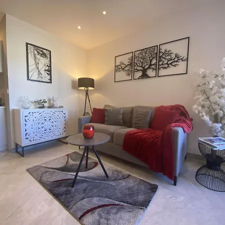 Sainte-maxime: 2 Pieces Renove Avec Terrasse, Climatisation Et A 2 Pas De La - Fr-1-226-498 アパート