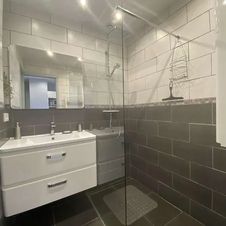 Sainte-maxime: 2 Pieces Renove Avec Terrasse, Climatisation Et A 2 Pas De La - Fr-1-226-498 Sainte-Maxime