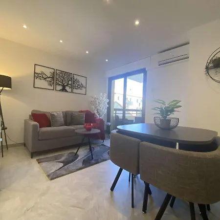 Apartment Sainte-maxime: 2 Pieces Renove Avec Terrasse, Climatisation Et A 2 Pas De La - Fr-1-226-498 *