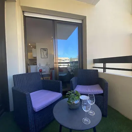 Sainte-maxime: 2 Pieces Renove Avec Terrasse, Climatisation Et A 2 Pas De La - Fr-1-226-498