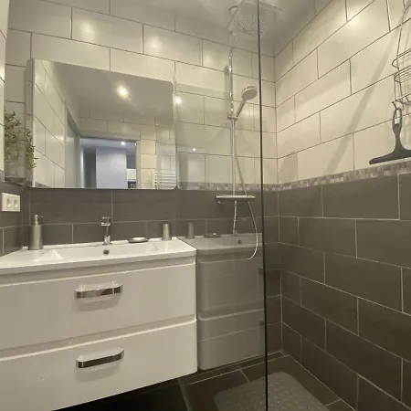 Sainte-maxime: 2 Pieces Renove Avec Terrasse, Climatisation Et A 2 Pas De La - Fr-1-226-498 *